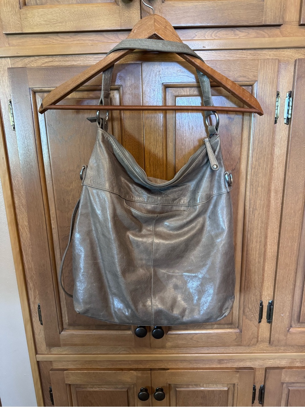 HOBO Everyday Leather Hobo Bag in Taupe - Picture 2 of 4
